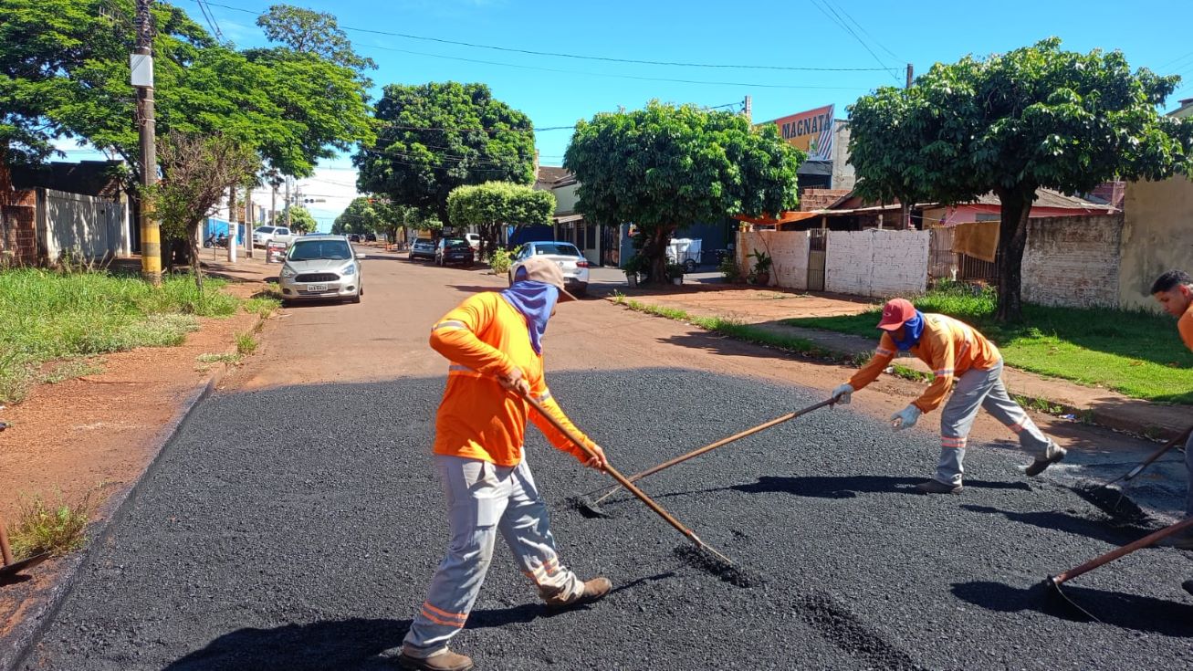 Serviços de tapa-buracos foram realizados no Jardim Ouro Verde, na manhã desta segunda-feira, 29 de dezembro. Fotos – Divulgação/Assecom