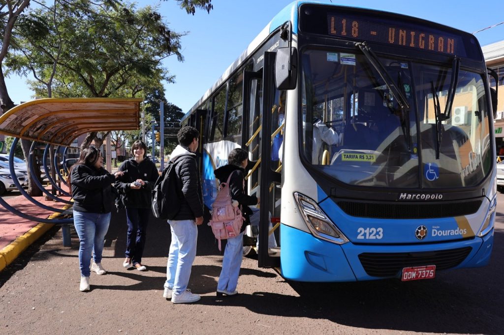 Estudantes que usam o transporte coletivo em Dourados precisam ficar atentos para os prazos de cadastramento e recadastramento – Foto: Assecom
