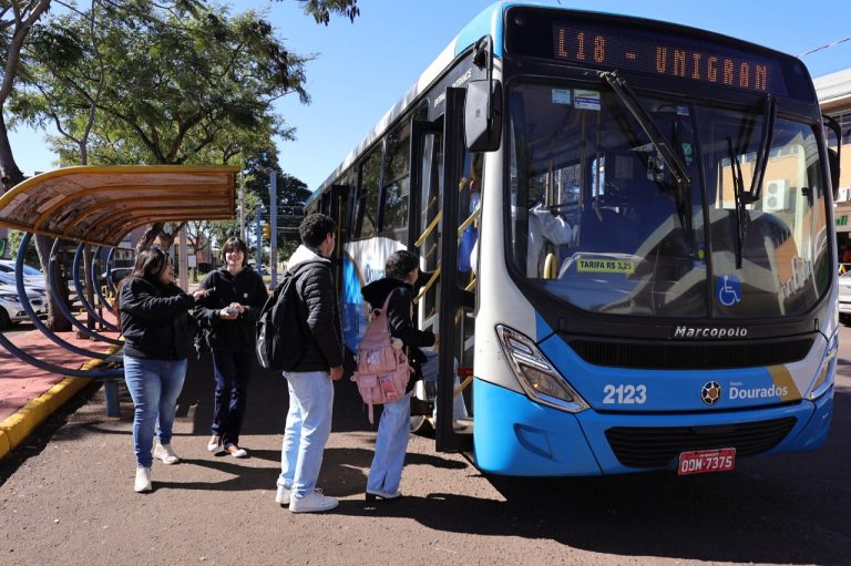 Estudantes que usam o transporte coletivo em Dourados precisam ficar atentos para os prazos de cadastramento e recadastramento – Foto: Assecom
