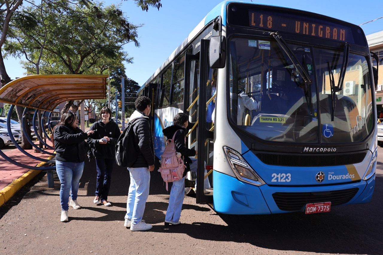 Estudantes que usam o transporte coletivo em Dourados precisam ficar atentos para os prazos de cadastramento e recadastramento – Foto: Assecom