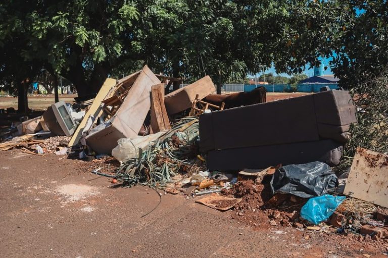 Reincidência no descarte irregular desafia limpeza urbana em Campo Grande