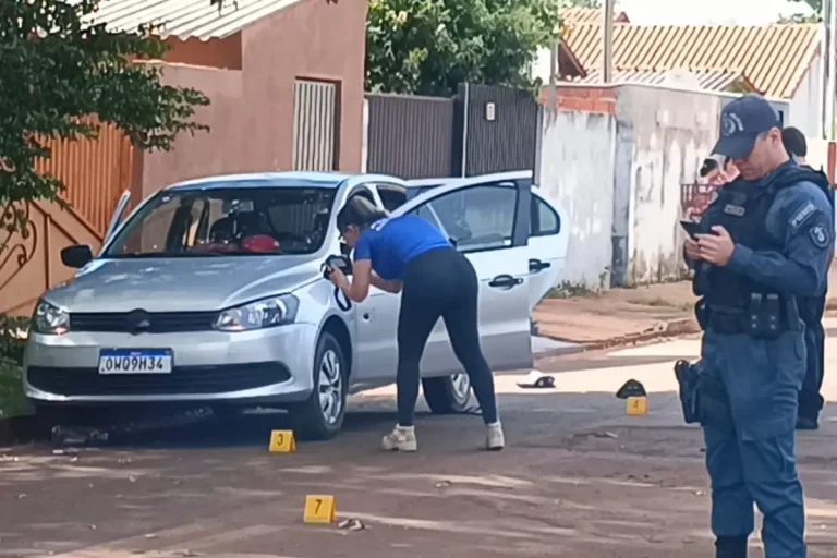 Perícia e policiais no local do tiroteio. (Foto: Sidnei Bronka)