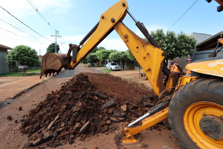 Trabalhos de recuperação de ruas estão sendo realizados em diferentes regiões da cidade – Foto: A. Frota