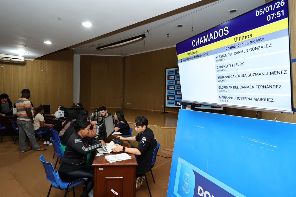 Primeiro dia de pré-matrícula presencial no auditório da prefeitura de Dourados foi de pouca movimentação e atendimento rápido – Foto: A. Frota