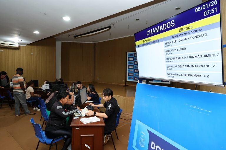 Primeiro dia de pré-matrícula presencial no auditório da prefeitura de Dourados foi de pouca movimentação e atendimento rápido – Foto: A. Frota