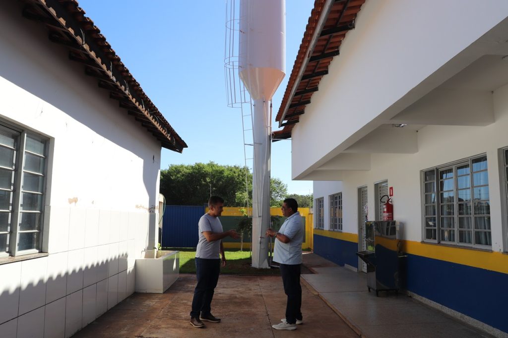Prefeito Marçal Filho e secretário de Educação Nilson Francisco da Silva verificam instalação da nova caixa d’água no Ceim Claudete Pereira da Silva- Crédito: Assecom