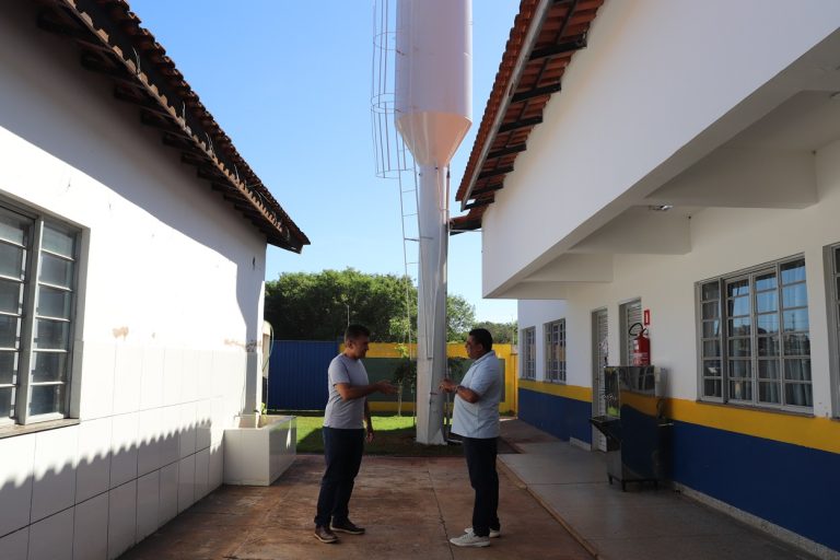Prefeito Marçal Filho e secretário de Educação Nilson Francisco da Silva verificam instalação da nova caixa d’água no Ceim Claudete Pereira da Silva- Crédito: Assecom