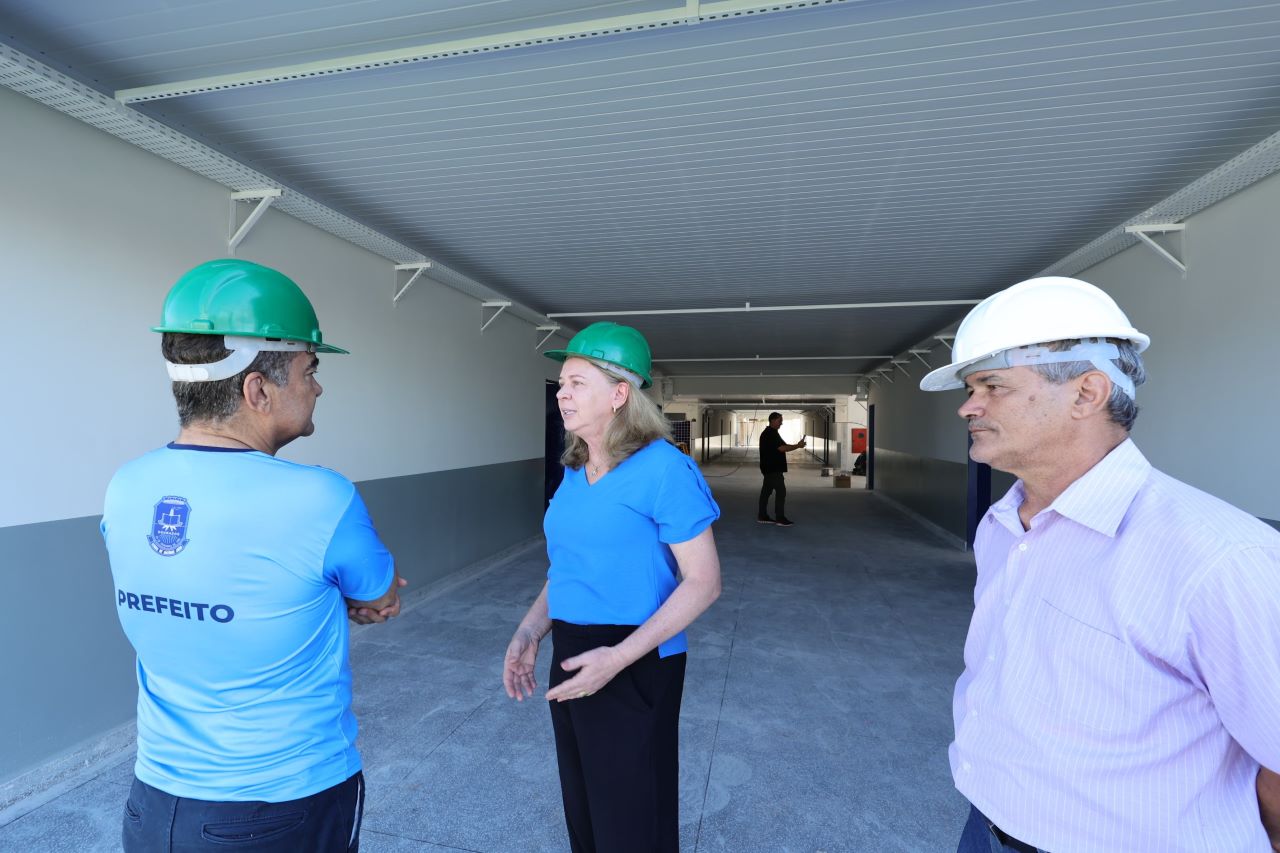 Prefeito Marçal Filho, diretora Elenir e técnicos da Semop e da empreiteira vistoriam serviços de reforma na Escola Avani Fehlauer. Fotos – A. Frota