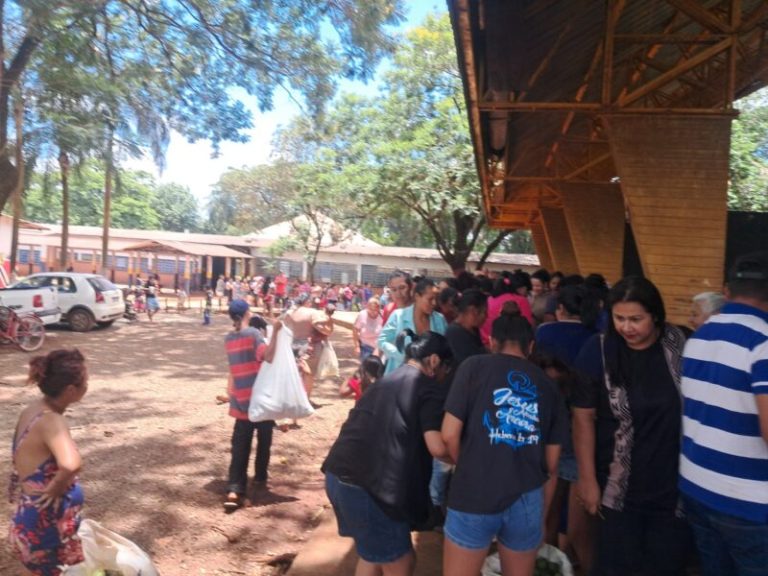 Distribuição de alimentos à comunidade na escola municipal Tenguatui Marangatu