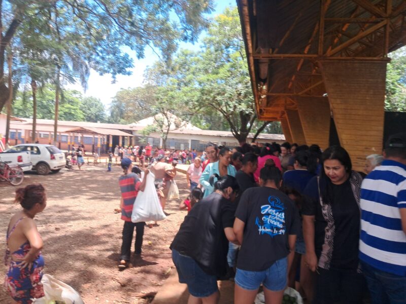 Distribuição de alimentos à comunidade na escola municipal Tenguatui Marangatu