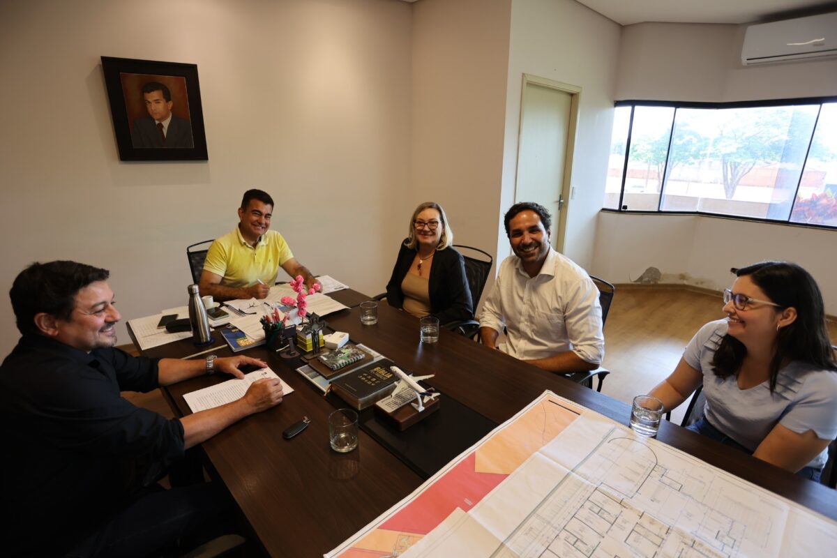 Prefeito Marçal Filho reunido com representantes do HU/UFGD e com o secretário Márcio Figueiredo, para assinar o protocolo de adesão do Gestor Pleno ao projeto de construção do Cacon. Foto: A. Frota