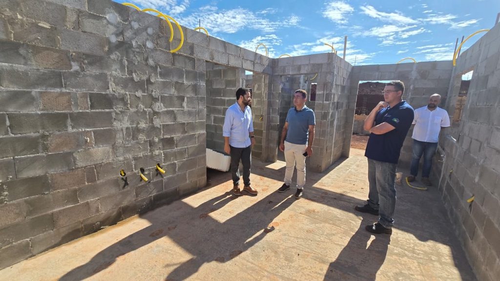 Prefeito vistoriou a construção das moradias no Grenville acompanhado pelo diretor-presidente da Agehab, Eder Felipe Souza, e equipe de engenharia – Fotos: Assecom