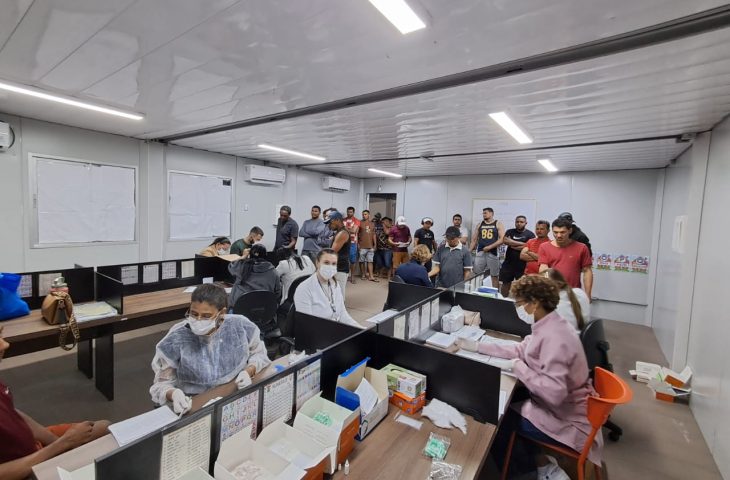 Um dos principais eixos da iniciativa foi assegurar o início oportuno do tratamento para sífilis, HIV, hepatites virais e outras ISTs, com monitoramento da adesão terapêutica e oferta de apoio psicossocial aos pacientes. (Foto: Assessoria Técnica SES)