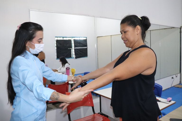 População passa por avaliação dermatológica no próprio Jorjão para rematrícula em modalidades aquáticas oferecidas pela Prefeitura de Dourados- Divulgação/ Assecom