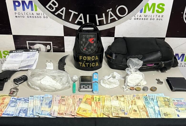 Cocaína e dinheiro foram apreendidos dentro de picape no centro de Dourados - Crédito: Osvaldo Duarte