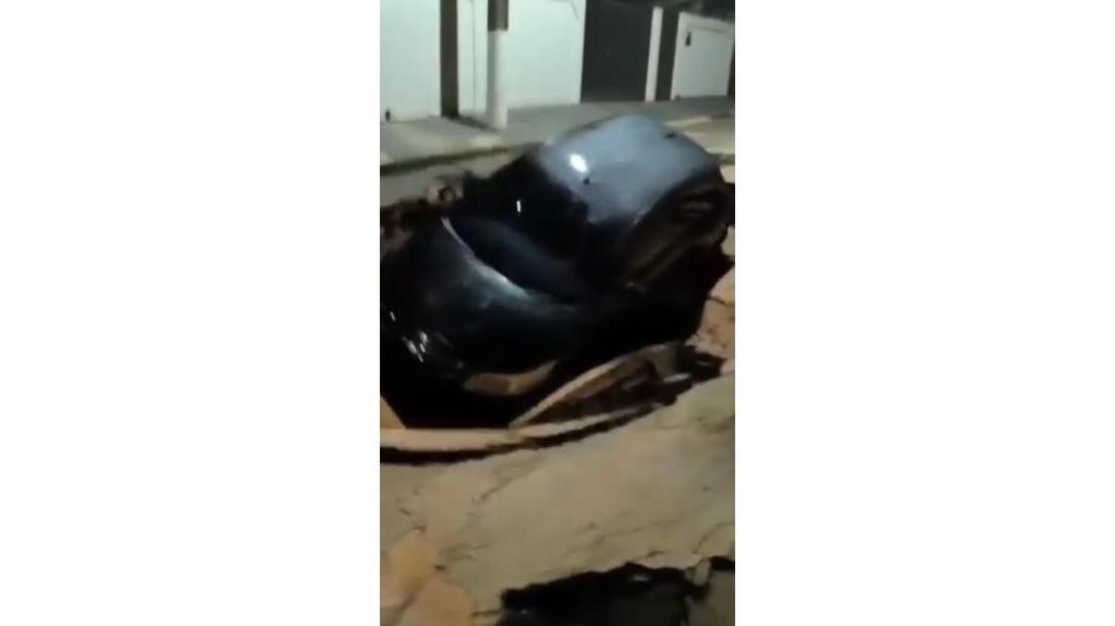 Com o impacto da queda, a abertura no asfalto aumentou. (Foto: Reprodução/Fica a Dica Coxim)