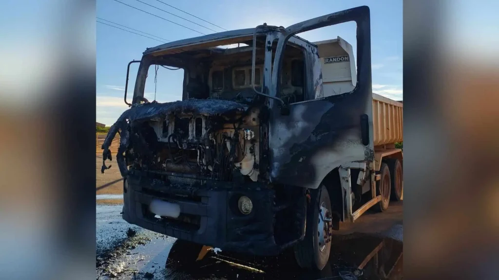 Fogo teria começado no painel do caminhão. (Reprodução Corpo de Bombeiros)