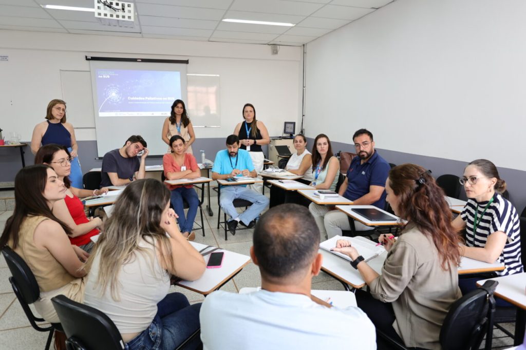 Lícia Lima, especialista em projetos do Hospital Sírio-Libanês, conduziu estudos de caso com os participantes na manhã desta quarta-feira- Fotos: A. Frota