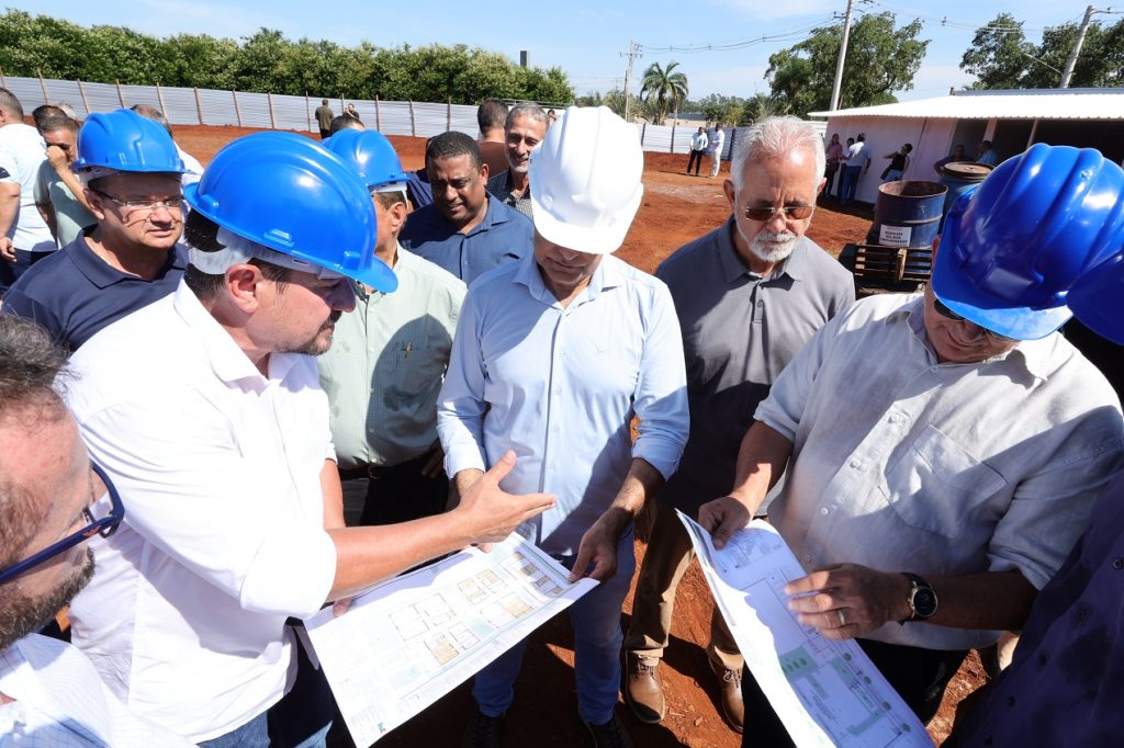 Autoridades vistoriaram as obras que já iniciaram no jardim Novo Horizonte – Fotos: A. Frota