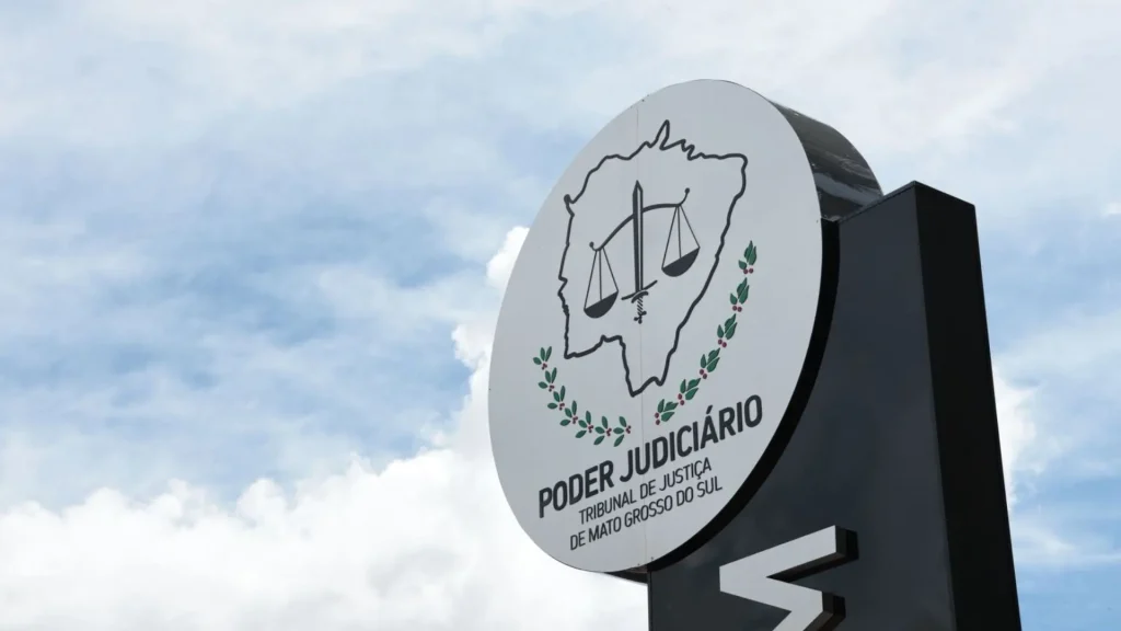 Totem do Fórum de Campo Grande. (Foto: Henrique Arakaki, Jornal Midiamax)