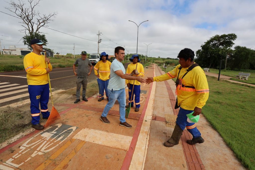 Marçal Filho acompanhou serviços de manutenção de praças e vias públicas em bairros de Dourados na manhã desta quinta-feira. Fotos – A. Frota