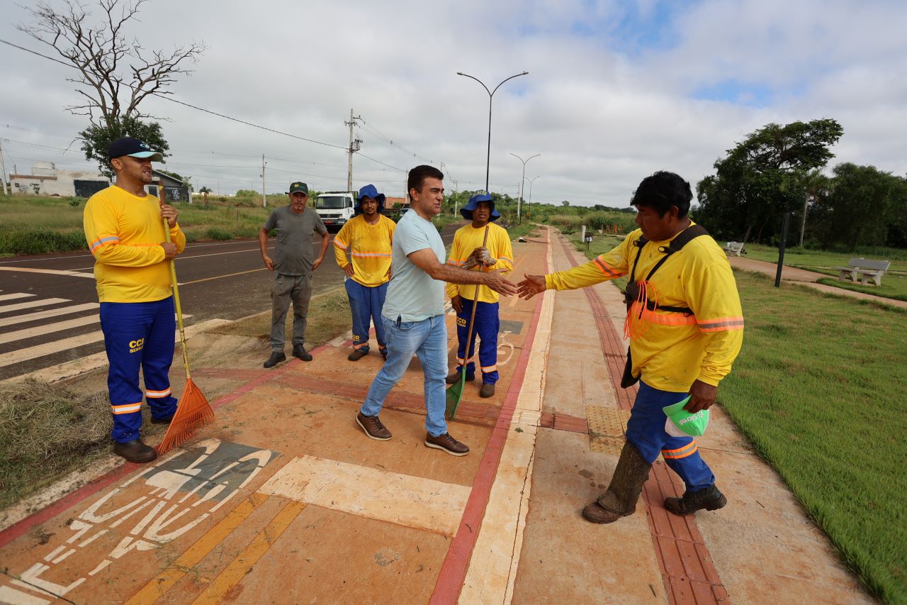 Marçal Filho acompanhou serviços de manutenção de praças e vias públicas em bairros de Dourados na manhã desta quinta-feira. Fotos – A. Frota