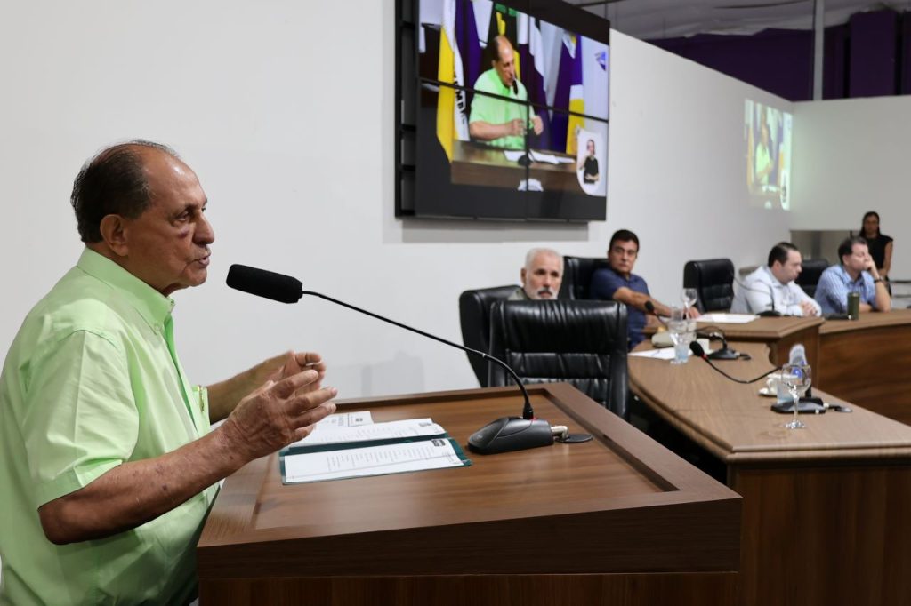 Deputado Zé Teixeira discursa na solenidade de assinatura da ordem de serviço das obras da Policlínica e cobra mais recursos para a Saúde. Fotos: A. Frota