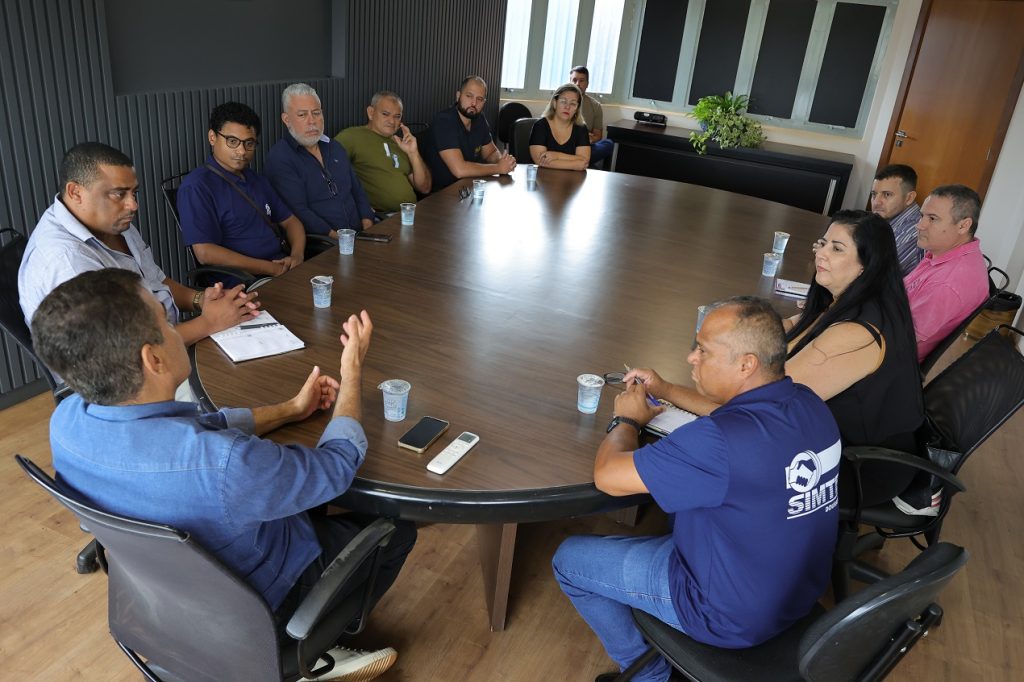 Prefeito reuniu representantes das categorias de servidores públicos de Dourados para anunciar que acatou reajuste proposto de 4,5% – Foto: A. Frota