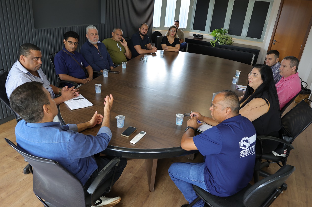 Prefeito reuniu representantes das categorias de servidores públicos de Dourados para anunciar que acatou reajuste proposto de 4,5% – Foto: A. Frota
