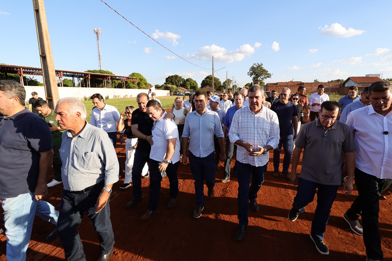 Prefeito Marçal Filho, governador Eduardo Riedel e autoridades vistoriaram o início das obras de drenagem e asfalto no Jardim Pelicano – Fotos: A. Frota