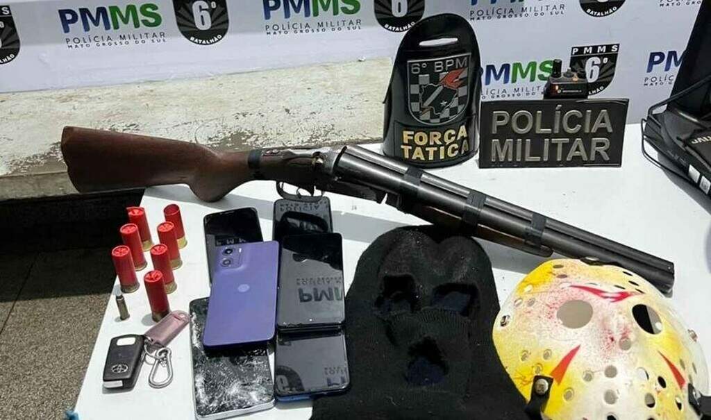 Polícia apreendeu máscara, espingarda e munições após denúncia de tentativa de sequestro em Corumbá. Foto: Folha MS