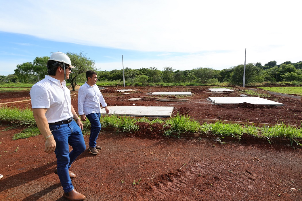 Prefeito Marçal Filho vistoriou as obras de revitalização do parque, que deve estar pronto até outubro deste ano- Foto: A. Frota
