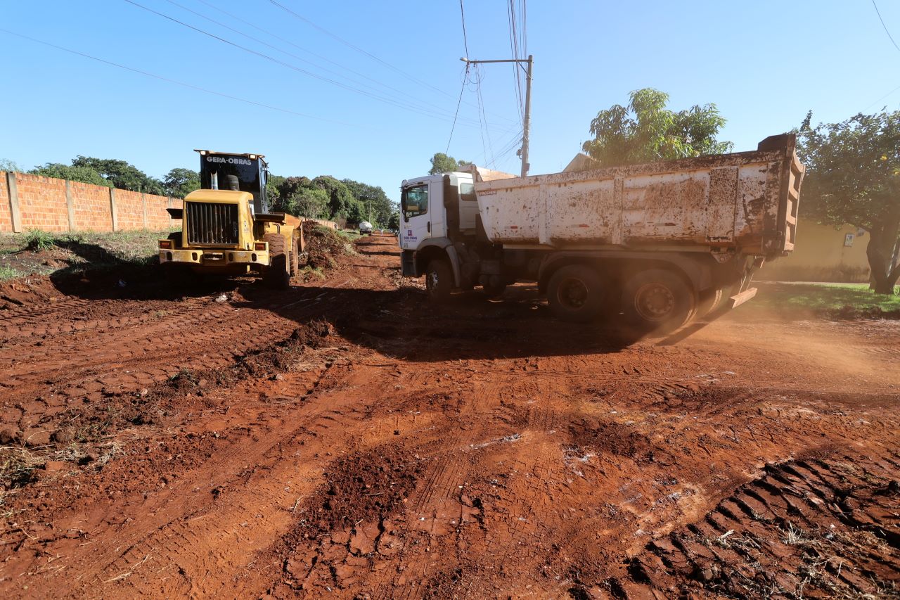 Prefeitura intensifica trabalhos de patrolamento nos jardins Pelicano e Carisma, que vão receber pavimentação. Fotos – A. Frota