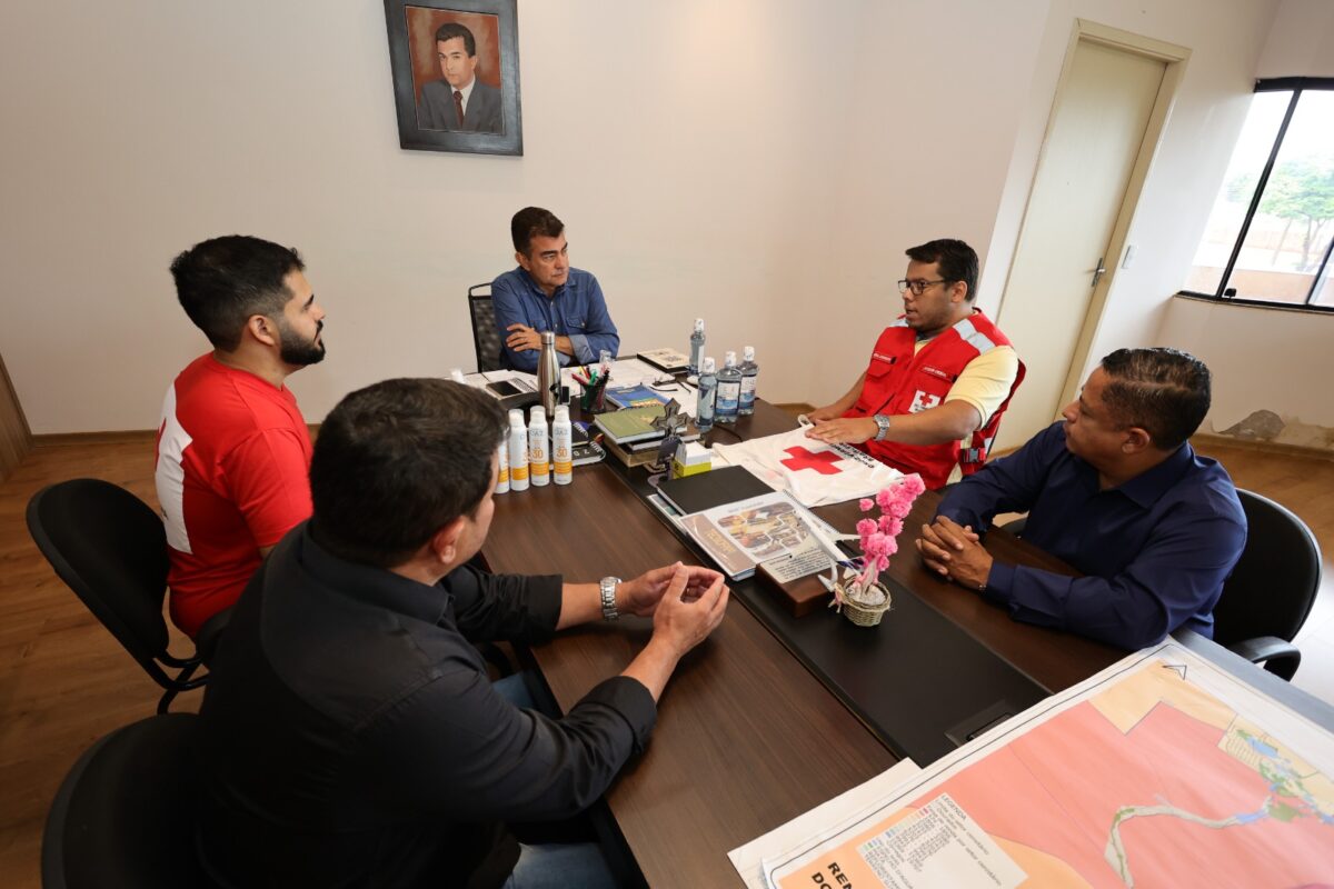 Representantes da Cruz Vermelha em Mato Grosso do Sul reunidos com o prefeito Marçal Filho. Foto: A. Frota