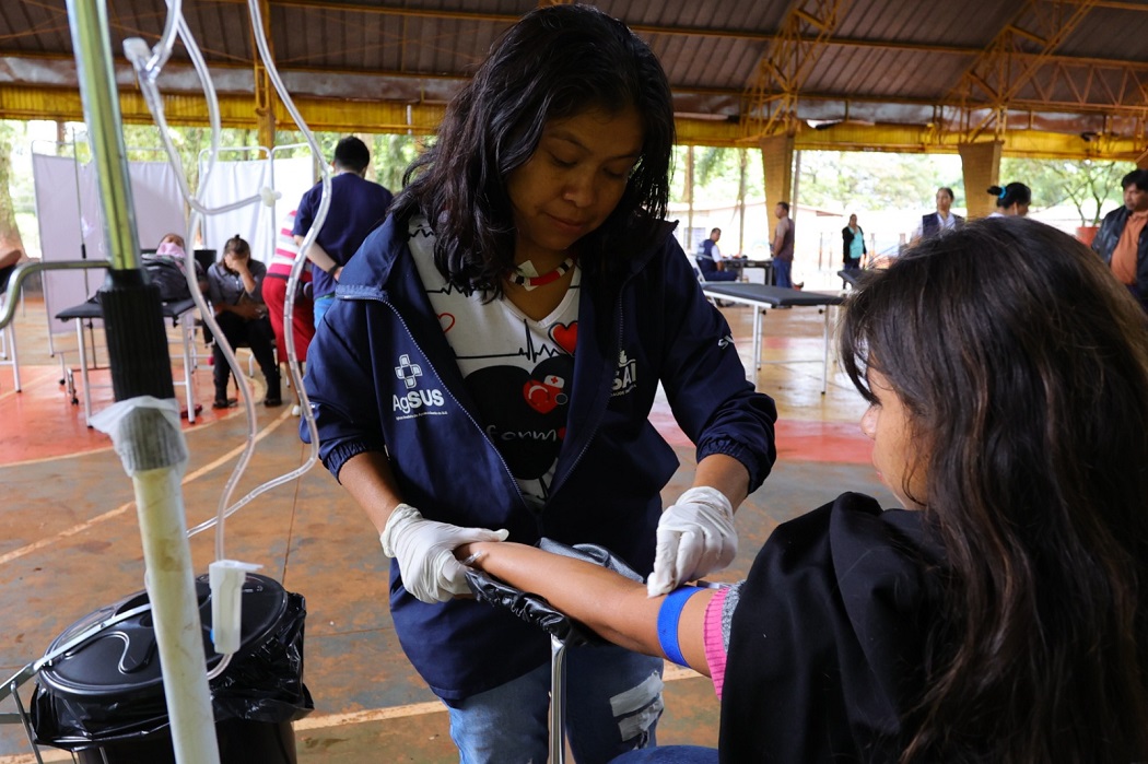 Pacientes são atendidos no Hospital de Campanha montado na quadra esportiva da escola Tengatui, na aldeia Jaguapiru- Fotos: A. Frota