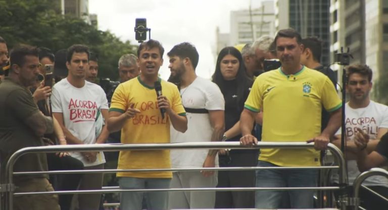 Nikolas Ferreira (PL-MG) e Flávio Bolsonaro (PL-RJ) - (Foto: Canal Silas Malafaia/YouTube)