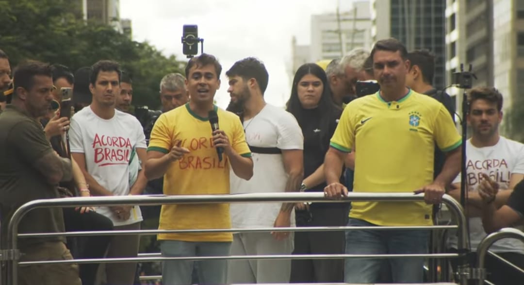 Nikolas Ferreira (PL-MG) e Flávio Bolsonaro (PL-RJ) - (Foto: Canal Silas Malafaia/YouTube)