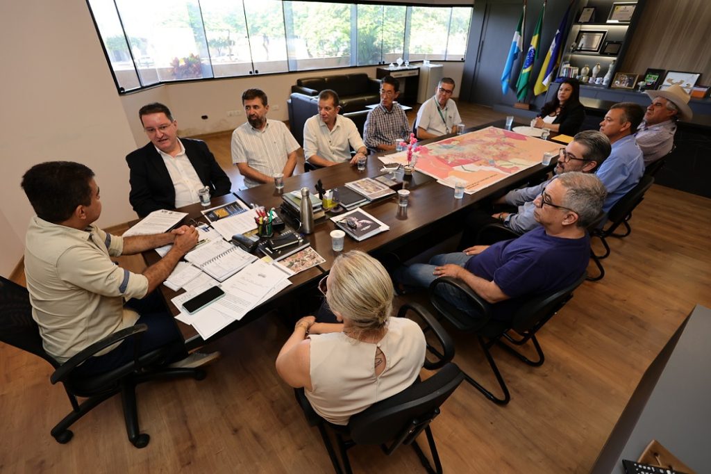 Prefeito Marçal Filho durante reunião com o presidente da Câmara de Comércio Brasil-Ásia, Reginaldo Lante- Foto: A. Frota