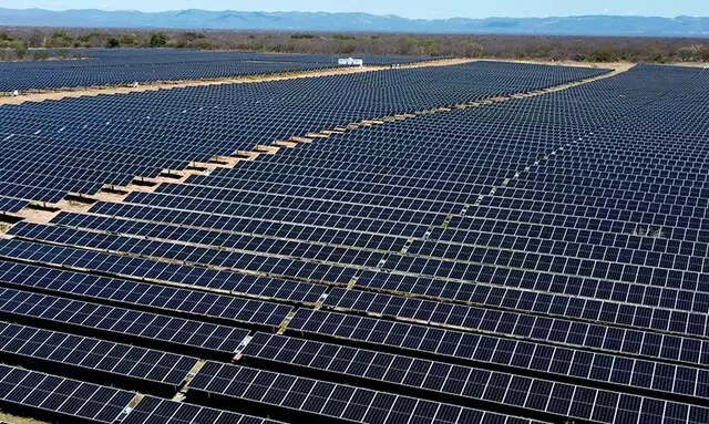 Sistema de placas solares do Projeto Solar Seriemas ocupa 940 hectares e terá quase 900 mil módulos fotovoltaicos instalados em Paranaíba.