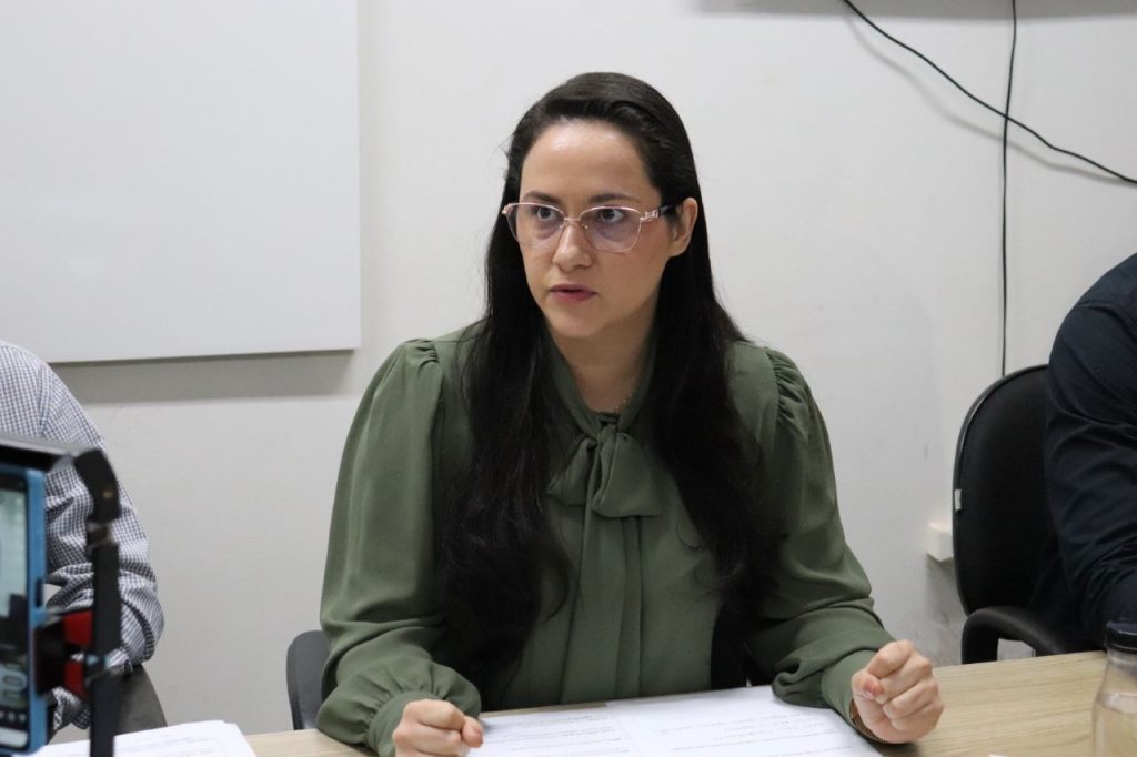 Secretária municipal de Fazenda, Suelen Nunes Venâncio, orienta contribuintes sobre atualização do cadastro imobiliário. Foto: A. Frota