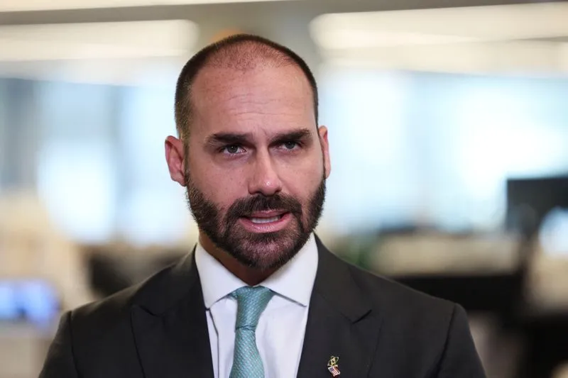 Moraes cobra explicação sobre possível transmissão de Eduardo Bolsonaro