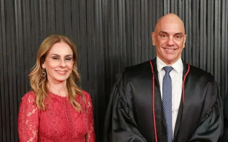 Moraes e sua esposa, a advogada Viviane Barci, durante cerimônia de posse do ministro como presidente do TSE. A revelação da prestação de serviços da advogada ao Banco Master reacendeu o debate sobre a participação de parentes de ministros como advogados em ações nos tribunais superiores. (Foto: Antônio Augusto/STF)