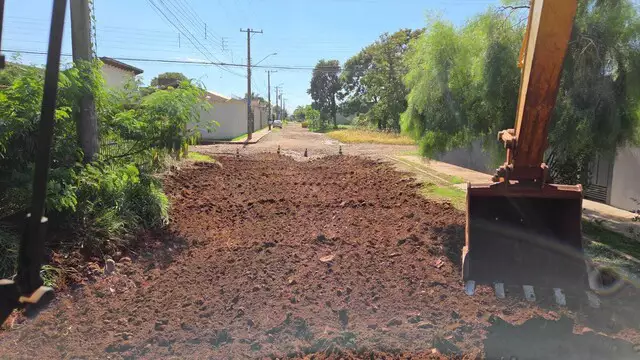 Maquina escavadeira utilizada para tapar os buracos na rua Conde de São Joaquim (Foto: Direto das Ruas