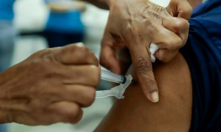 Município é o primeiro do estado a aplicar imunizante após surto letal da doença