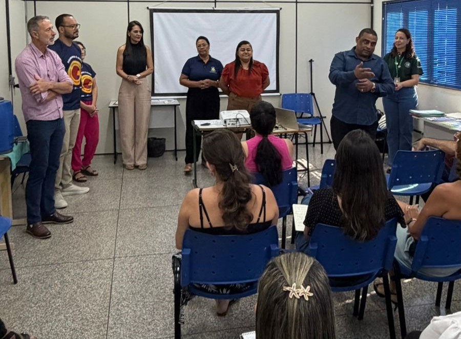Secretário Nilson Francisco da Silva anuncia para equipe de Educação o excelente desempenho de Dourados na alfabetização. Divulgação/Assecom