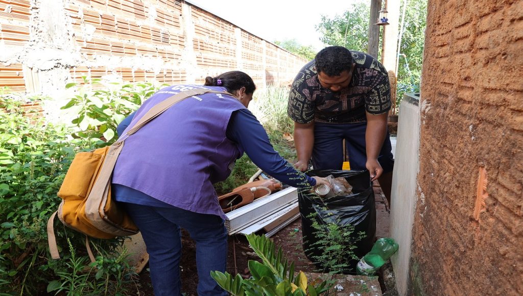 Agentes de endemias continuam encontrando casas e terrenos baldios com potenciais criadouros de mosquito, dificultando o combate da chikungunya – Foto: A. Frota