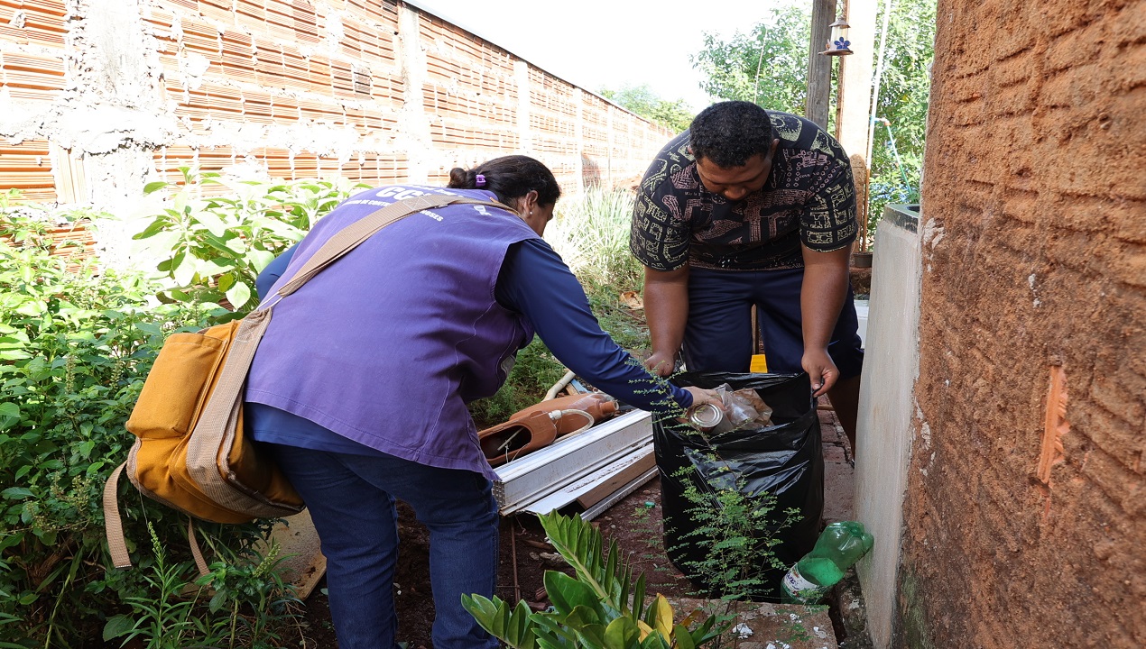 Agentes de endemias continuam encontrando casas e terrenos baldios com potenciais criadouros de mosquito, dificultando o combate da chikungunya – Foto: A. Frota