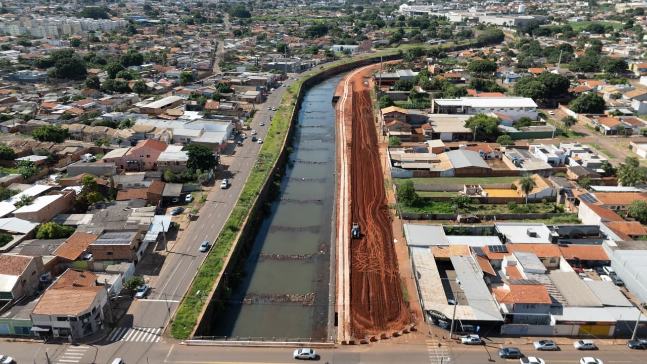 Trecho entre as ruas da Abolição e Bom Sucesso recebe terraplanagem e nova base para pavimentação. - Foto: Reprodução / PrefCG