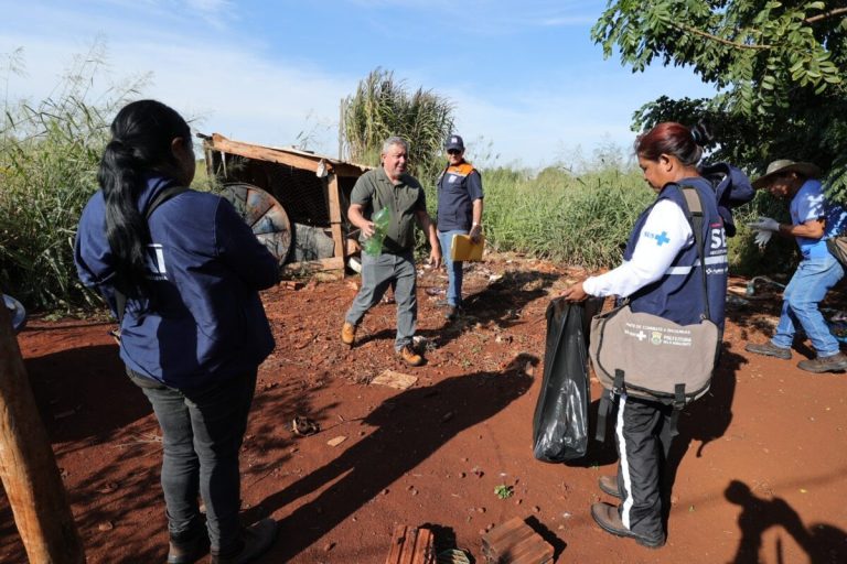 Mutirão de limpeza na Reserva Indígena de Dourados foi iniciado nesta segunda-feira pelas equipes coordenadas pela Defesa Civil e pela Secretaria Municipal de Serviços Urbanos. Fotos: A. Frota