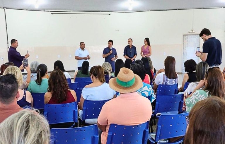 Prefeito Marçal Filho durante conversa com profissionais da Educação: cobrança é por aperfeiçoamento constante. Foto: Divulgação/Assecom